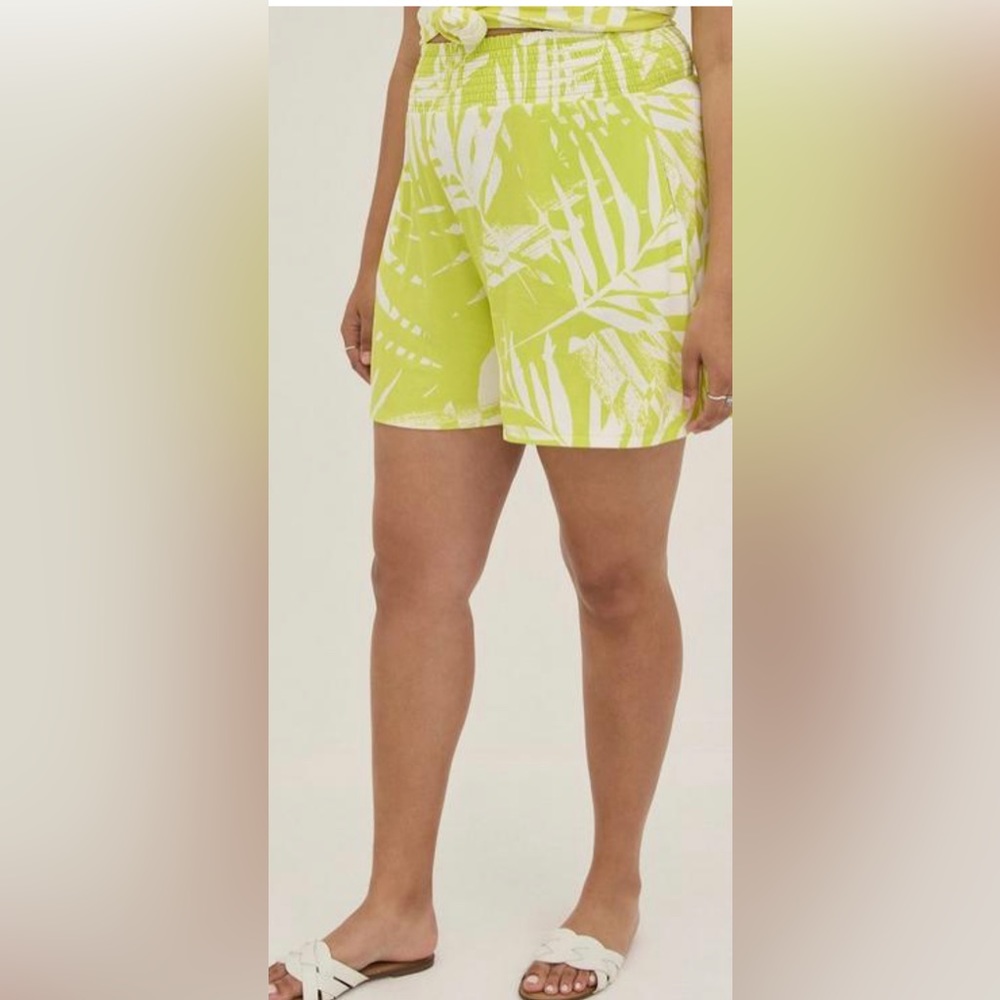 Torrid Tropical Print 5 Inch Pull-On Super Soft High-Rise Short 4/4X/26 - Picture 5 of 9